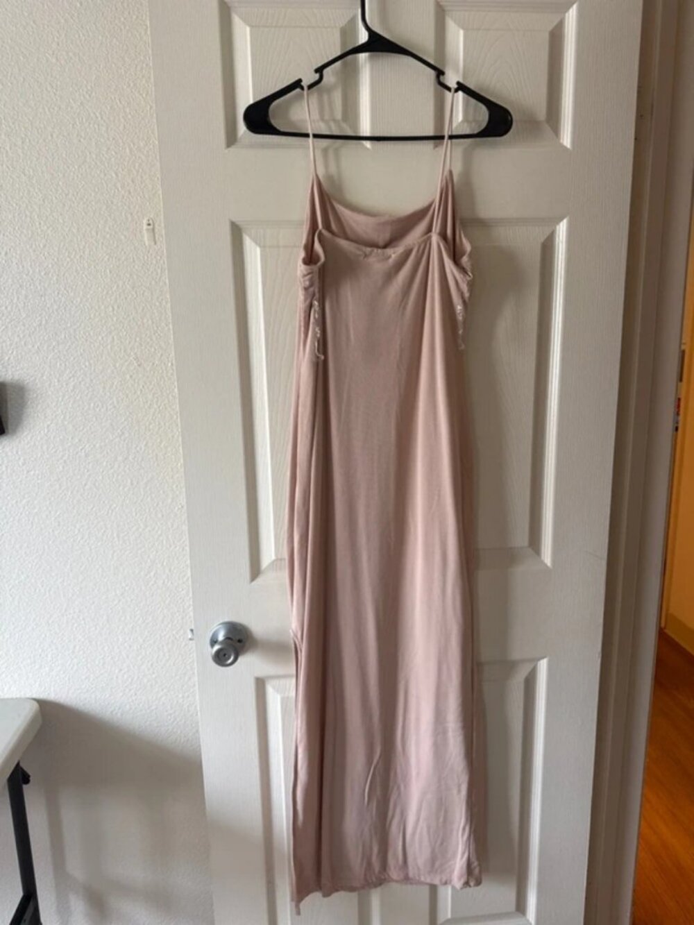 Vestido ajustado. Marca muy bien la figura.